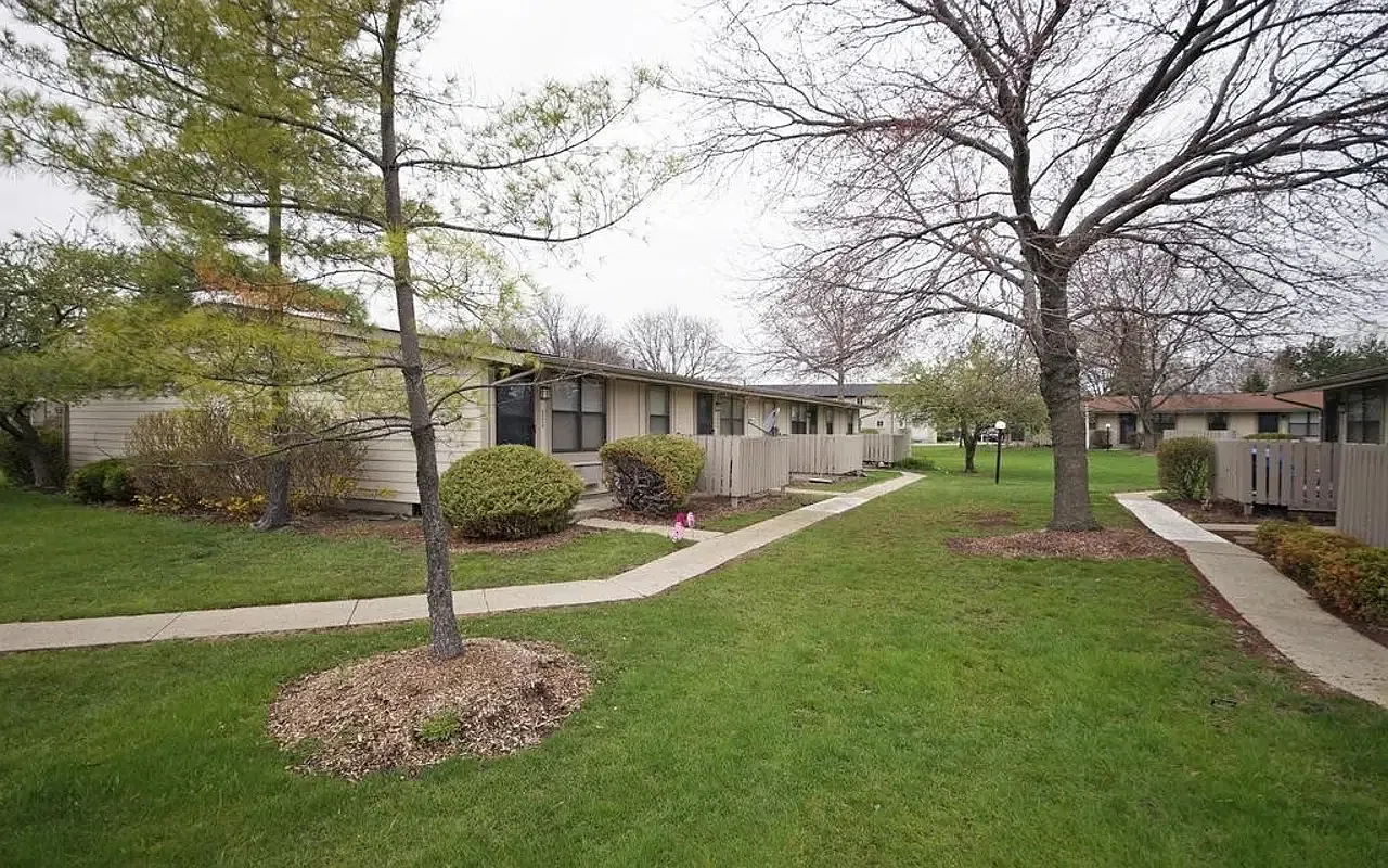 124 Waterbury Ct — Photo 3