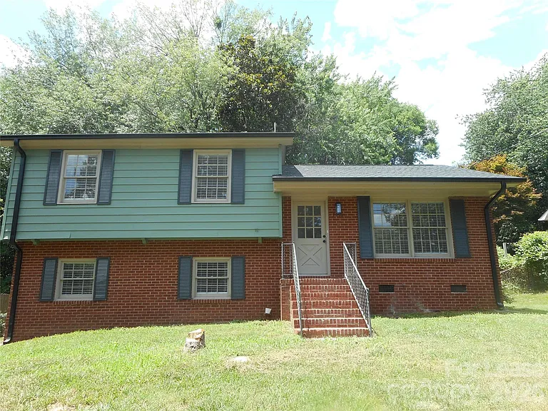 7556 Thorncliff Dr — Photo 2