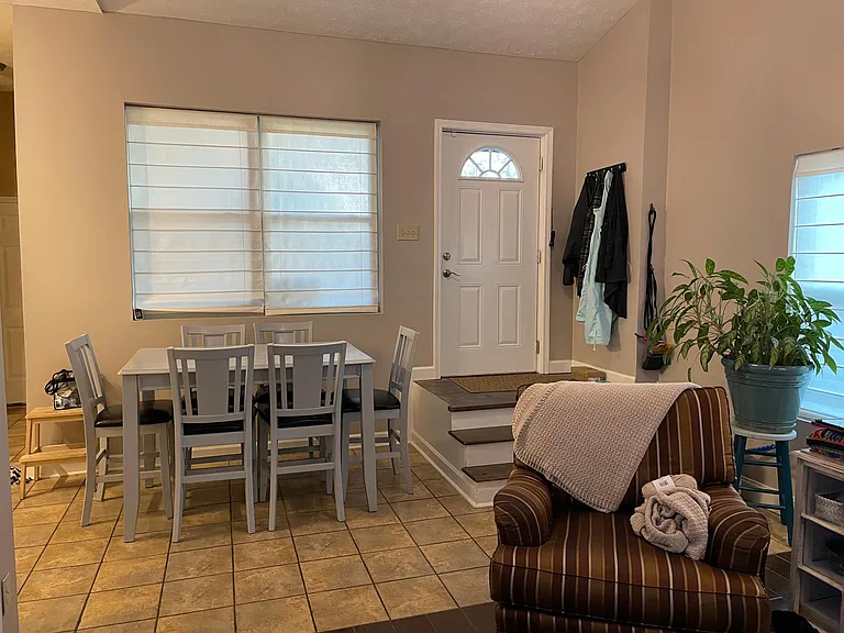 302 Williamsburg Ln — Photo 8