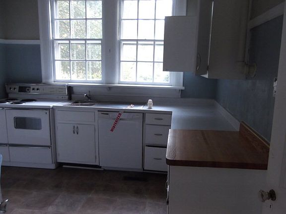 3rd image of 402 Courtland St