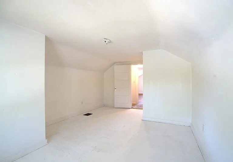 2406 E Columbia St — Photo 5