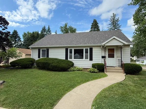 906 W Jefferson Dr, Freeport, IL 61032