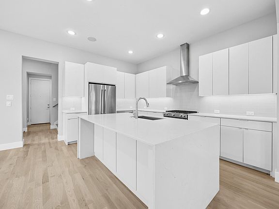 3rd image of 6529 Roper St