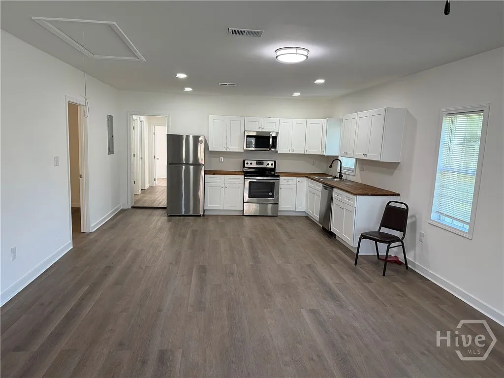 3 bed, 2.0 bath, 1512 sqft, $2,000 — Photo 4