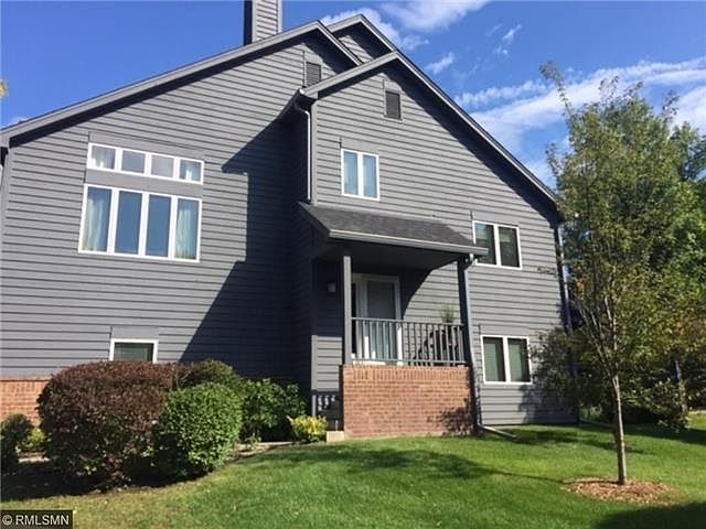 Exterior - entry on the side of the end unit