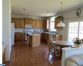 3rd image of 225 Ferndale Ln