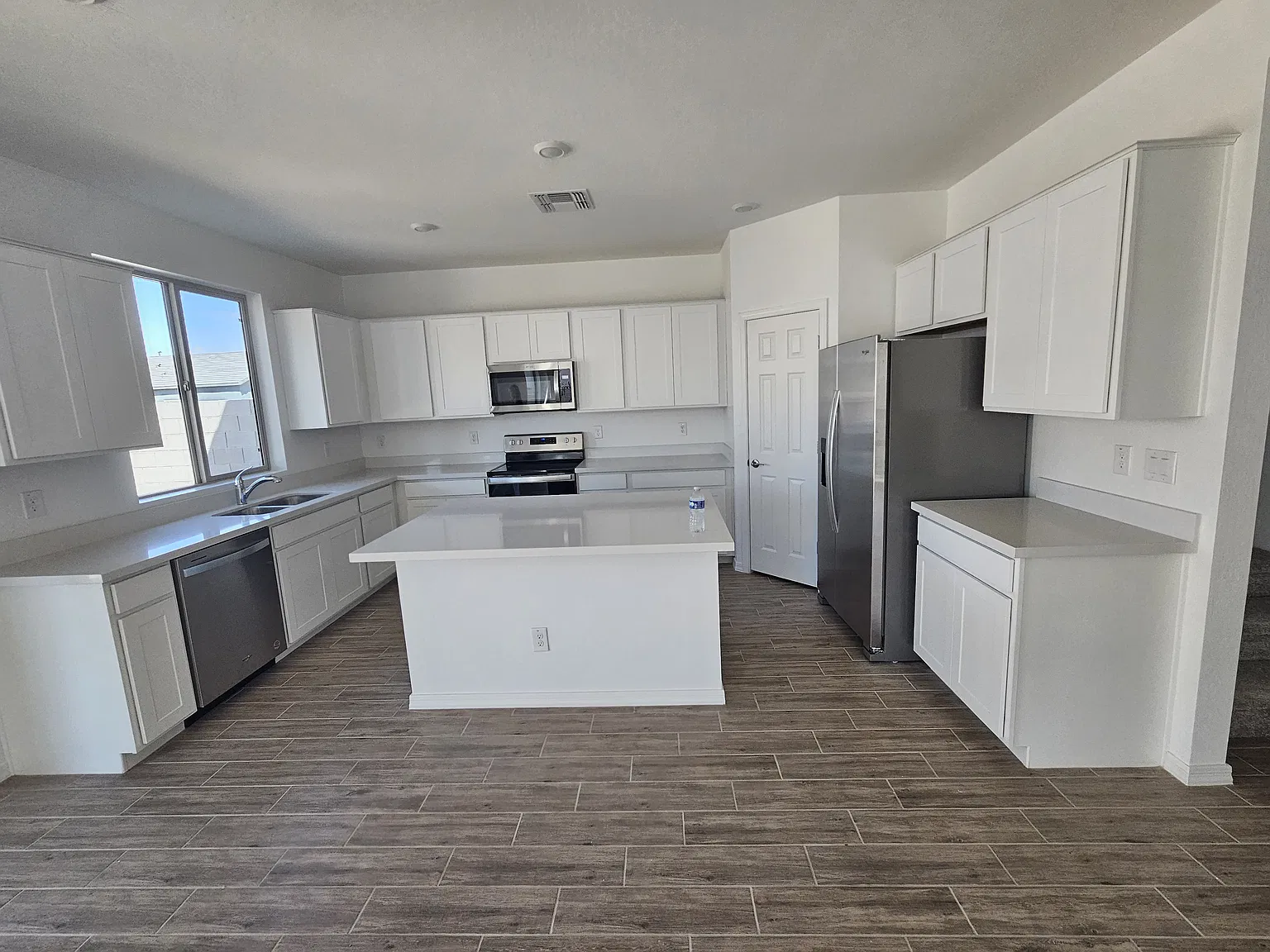 4 bed, 2435 sqft, $2,650 — Photo 2