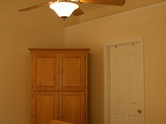 MBR w/ vaulted ceilings, walk-in closet, garden tub, decorator's ledge