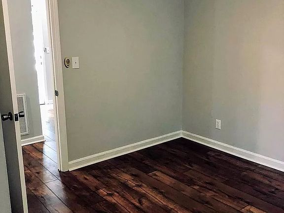4th image of 710 Stowe Dr