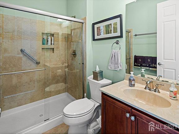 5th image of 4 Bellingham Dr S