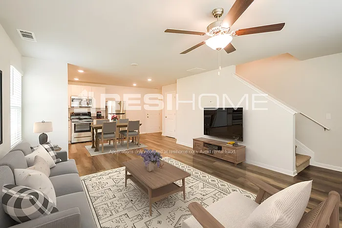 4 bed, 2.5 bath, 1970 sqft, $2,015 — Photo 4