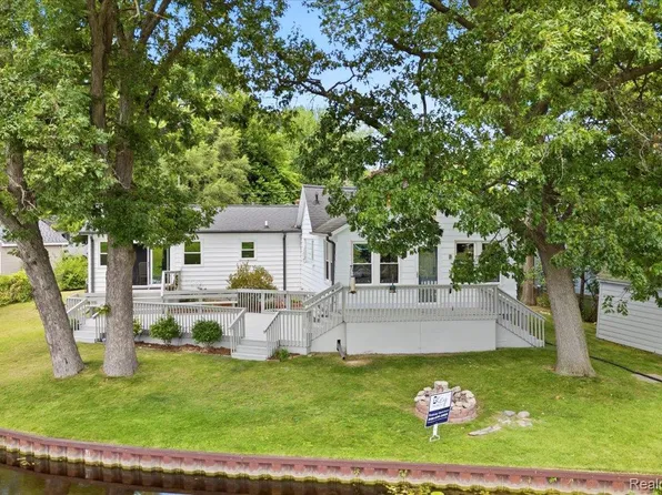 845 S Lakeside Dr, Michigan Center, MI 49254