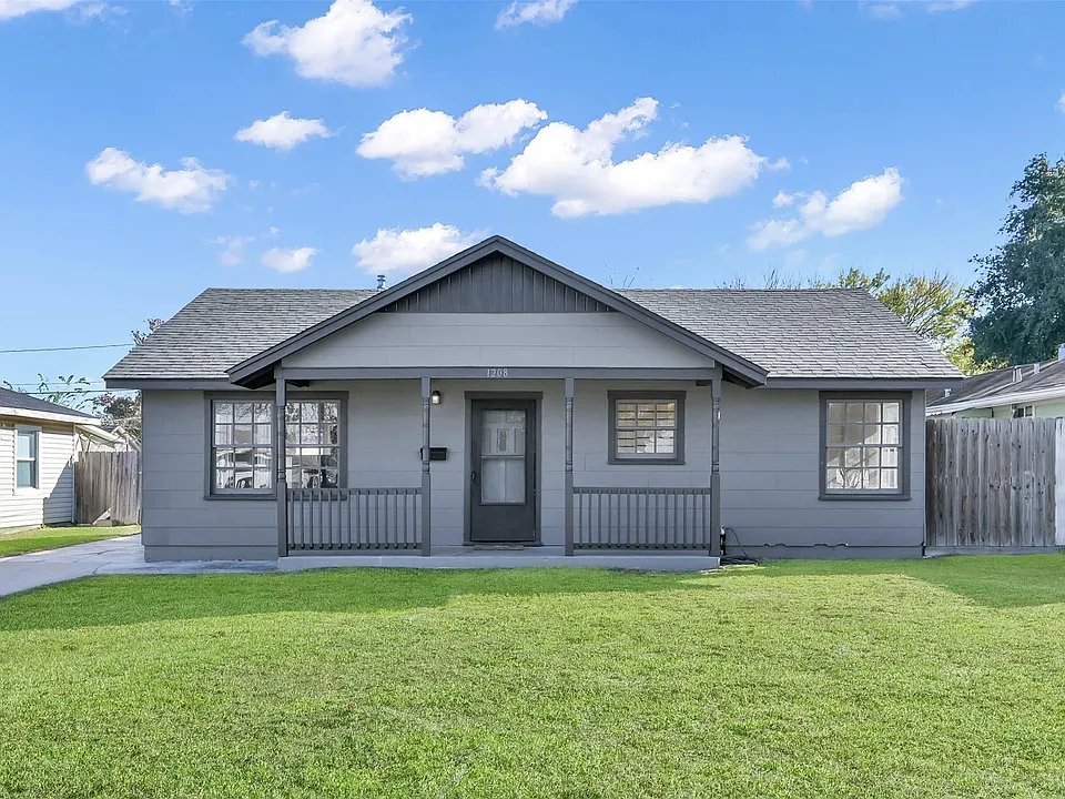 1208 Leggett Dr