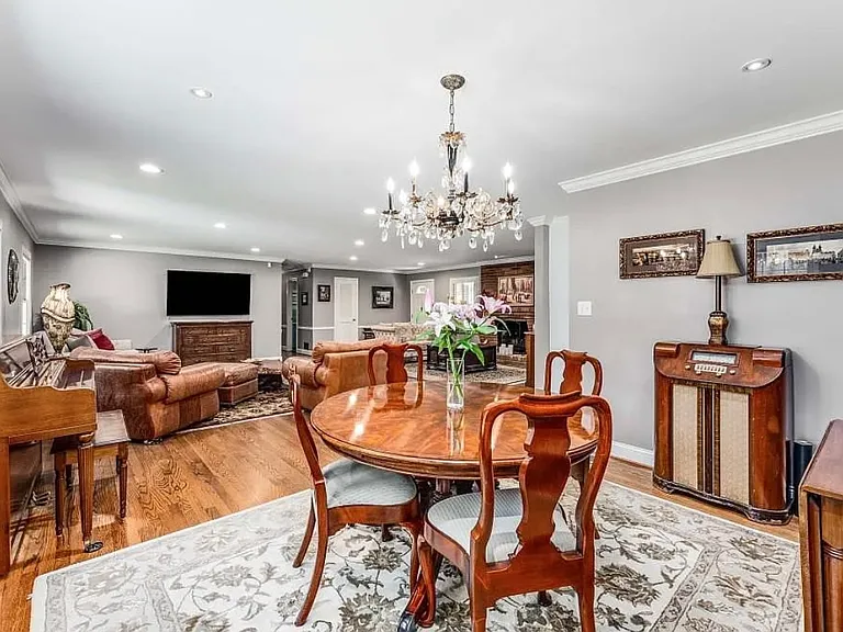 240 Beachland Dr — Photo 4