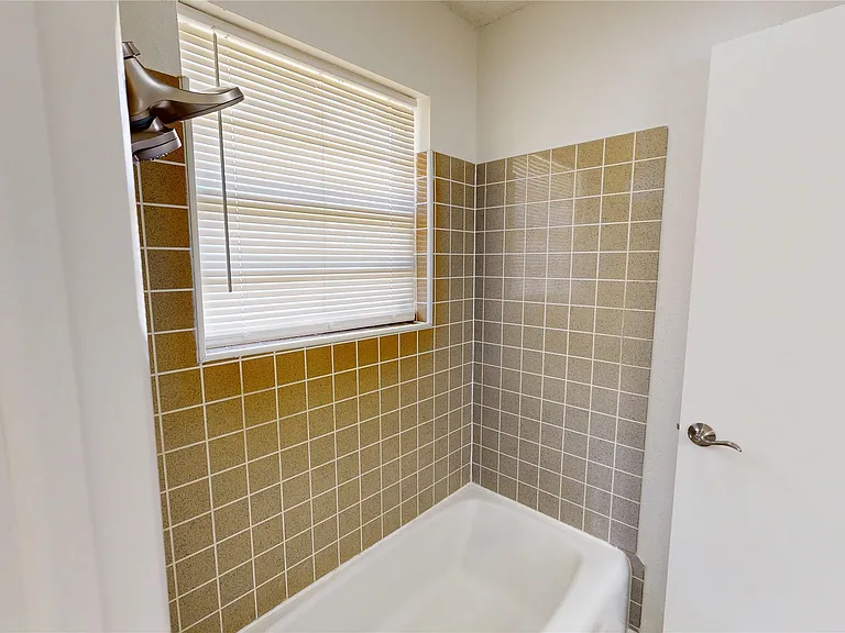 503 W C St — Photo 15