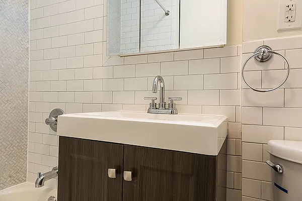 Rented by Dixon Advisory USA Inc. | media 12