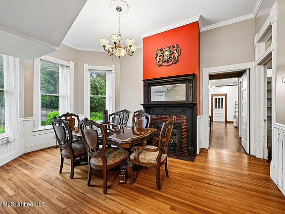 3rd image of 102 W Myrtle St