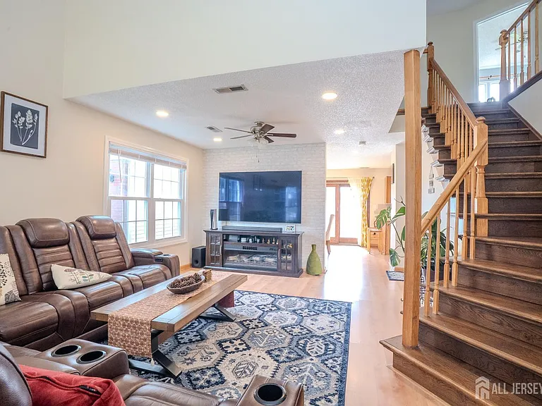 63 Carlisle Ct — Photo 6