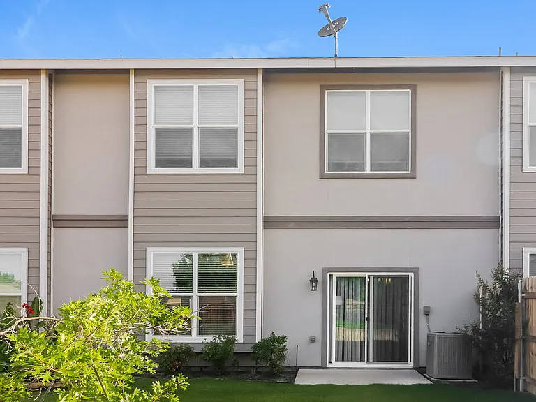1213 Summerset Ln — Photo 17