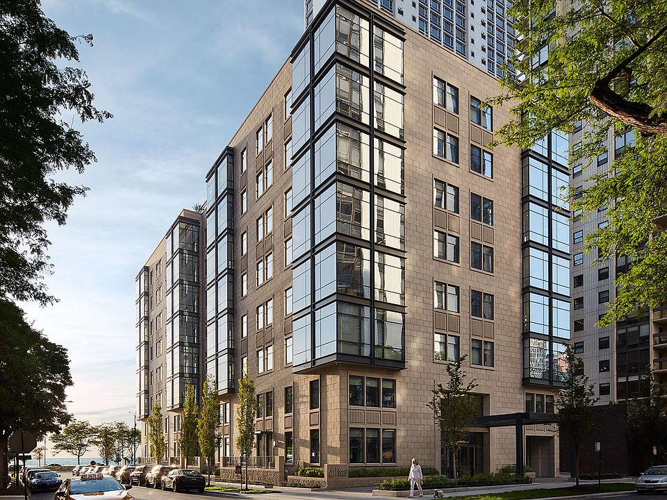 Ideally located on Lake Shore Drive in Chicago's distinguished Gold Coast, 61 Banks Street is an ultra-luxury rental residence offering expansive two- and three-bedroom homes.