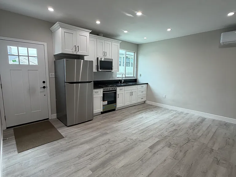 151 E 47th St #1/2 — Photo 4