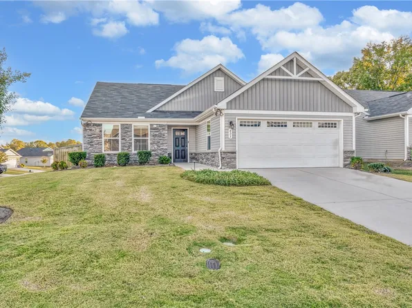 803 Shady Oak Ct, Boiling Springs, SC 29316