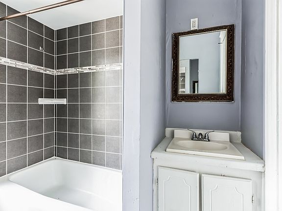 5th image of 209 N Hickory St #2