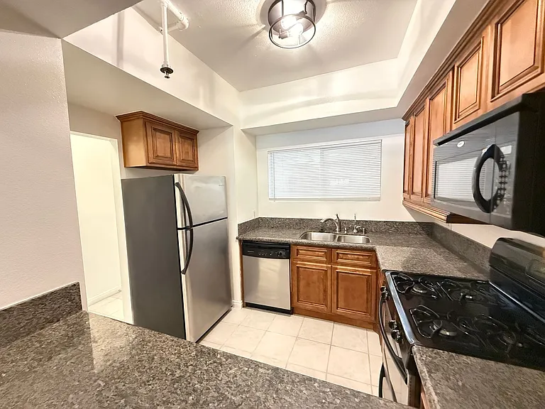 2905 Montrose Ave #416 — Photo 15
