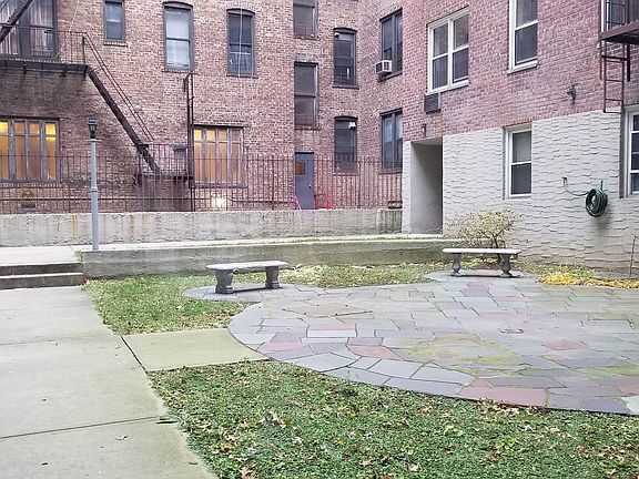 4th image of 14430 Sanford Ave APT 3H