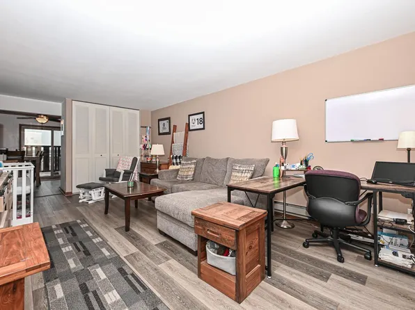 1334 Greenhedge ROAD #B6, Pewaukee, WI 53072
