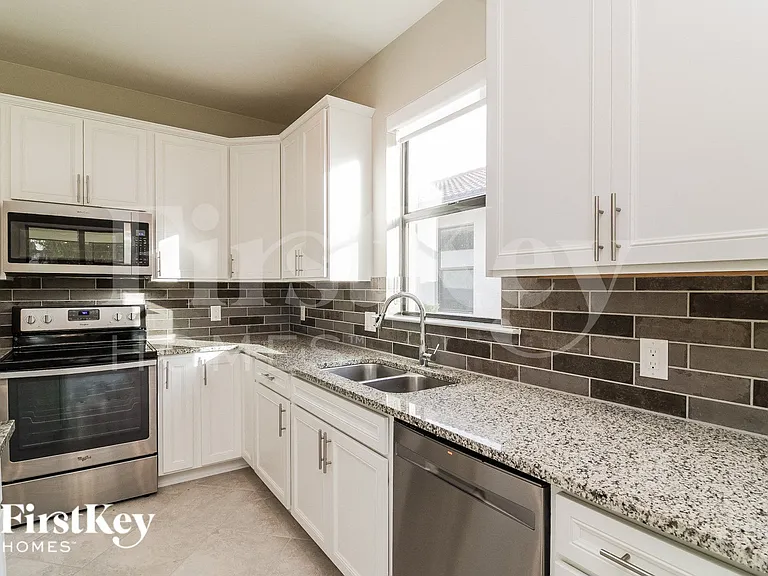 3521 E Hampton Cir — Photo 6