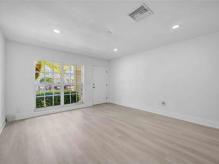 727 Kensington Lake Cir — Photo 8