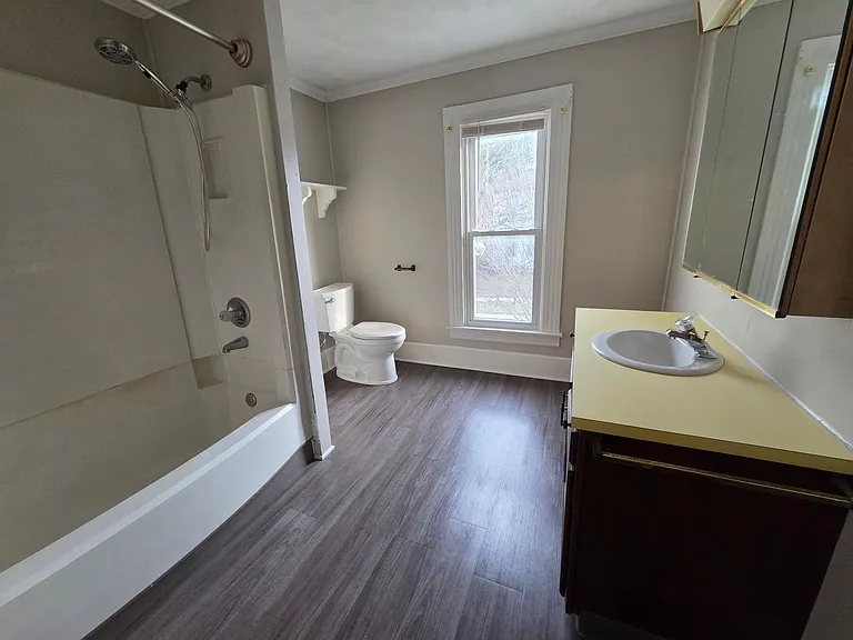 200 E Walnut St — Photo 10