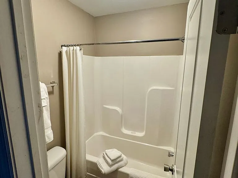 226 Edgewater Ln — Photo 6