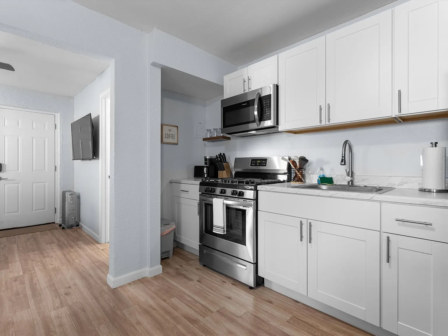 1 bed, 300 sqft, $2,250 — Photo 3