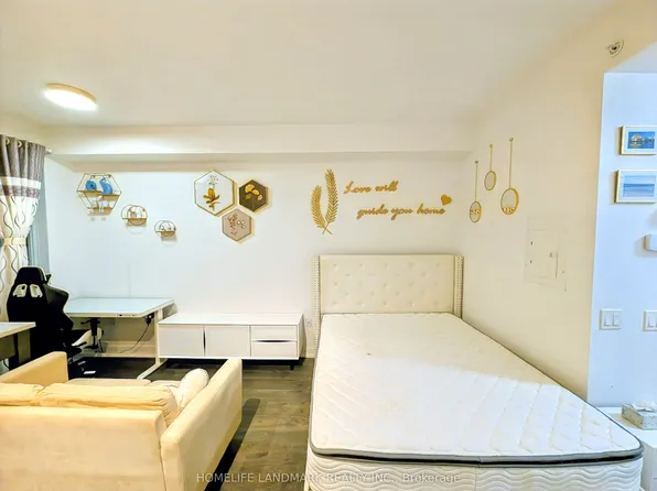 38 Iannuzzi St #1502, Toronto, ON M5V 0S2