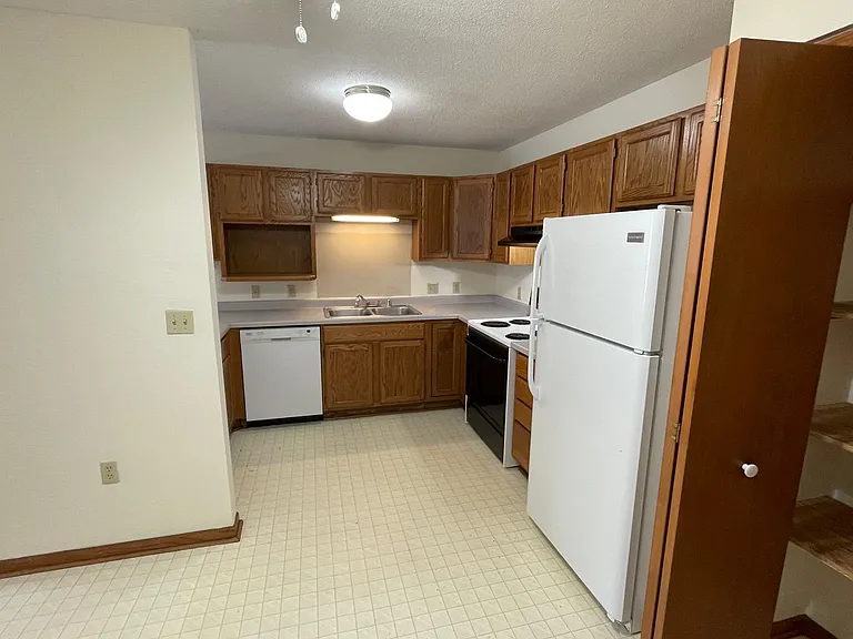 910-912 Fox Creek Dr — Photo 10
