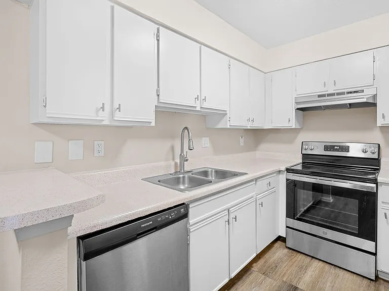 Castle Creek Apartments: Welcome Home to Comfort and Premier Living in Decatur, GA — Photo 42