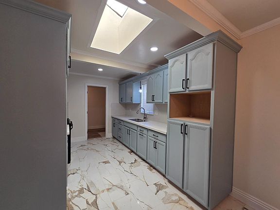 5th image of 629 Chaparral St