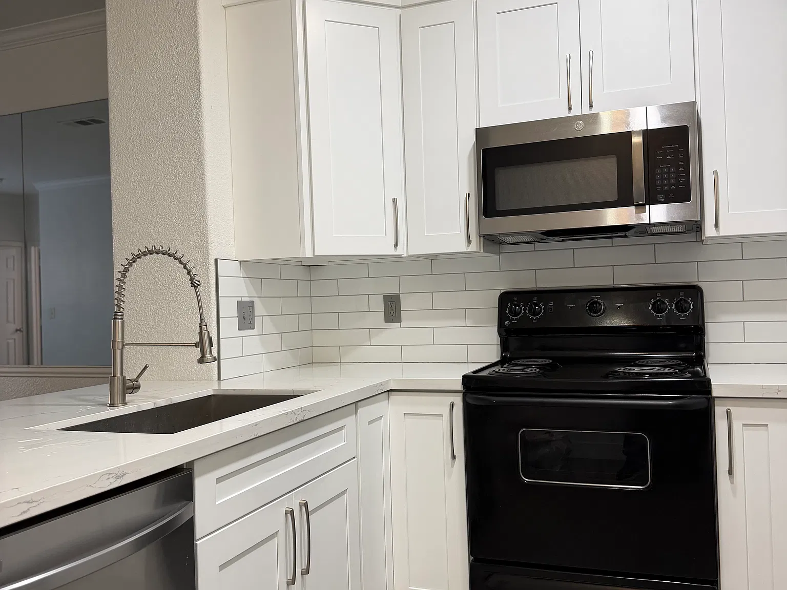2 bed, 994 sqft, $2,095 — Photo 2