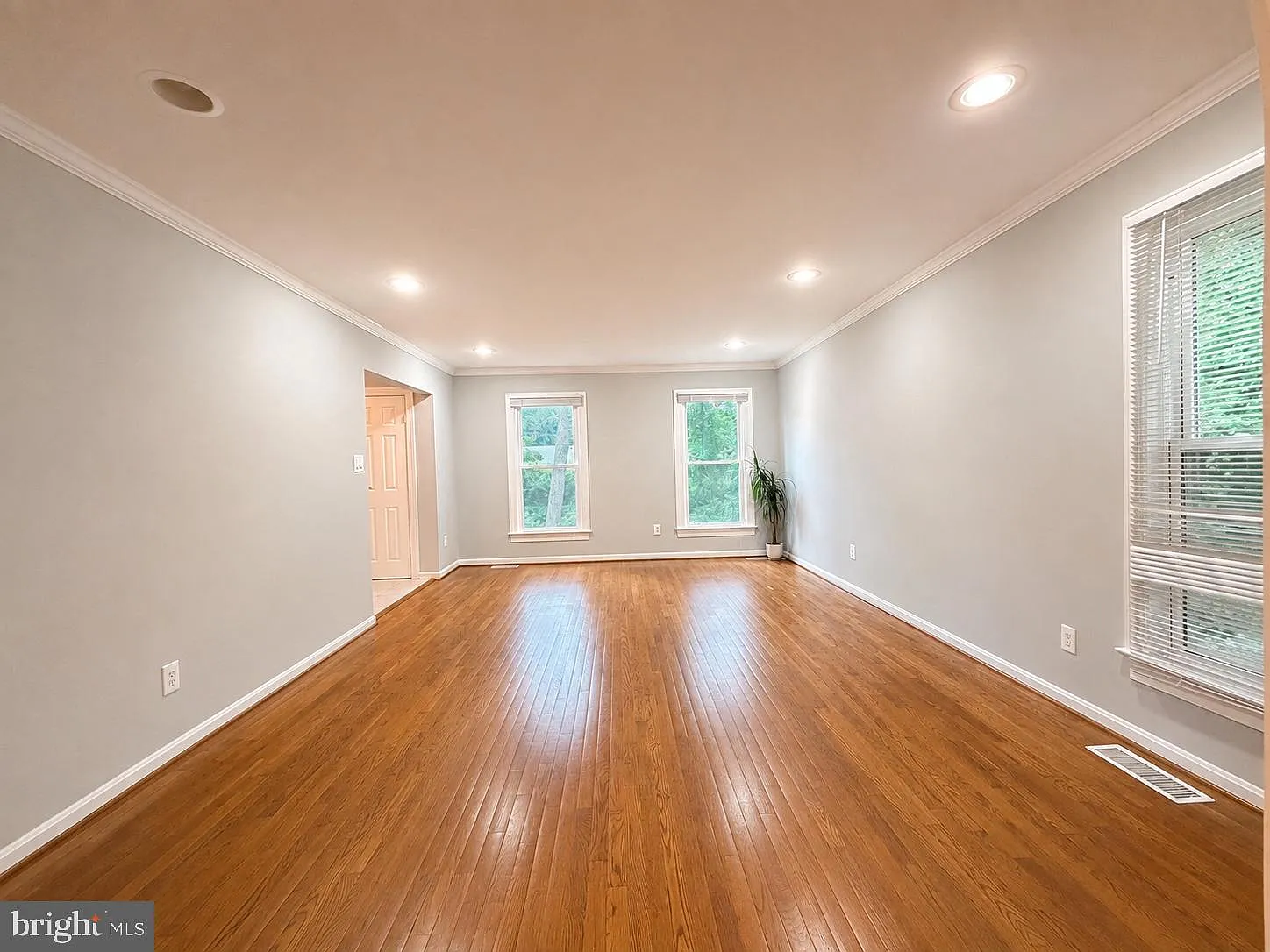 6 bed, 4.5 bath, 3958 sqft, $6,495 — Photo 4