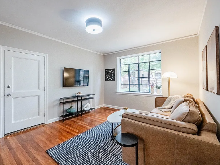 Cameron Court Apartments — Photo 105