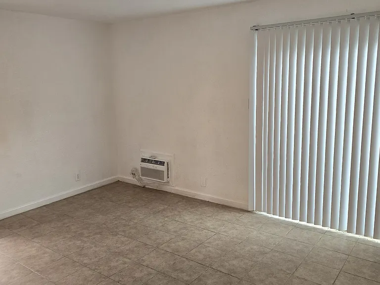 627 N Edison St #14 — Photo 2