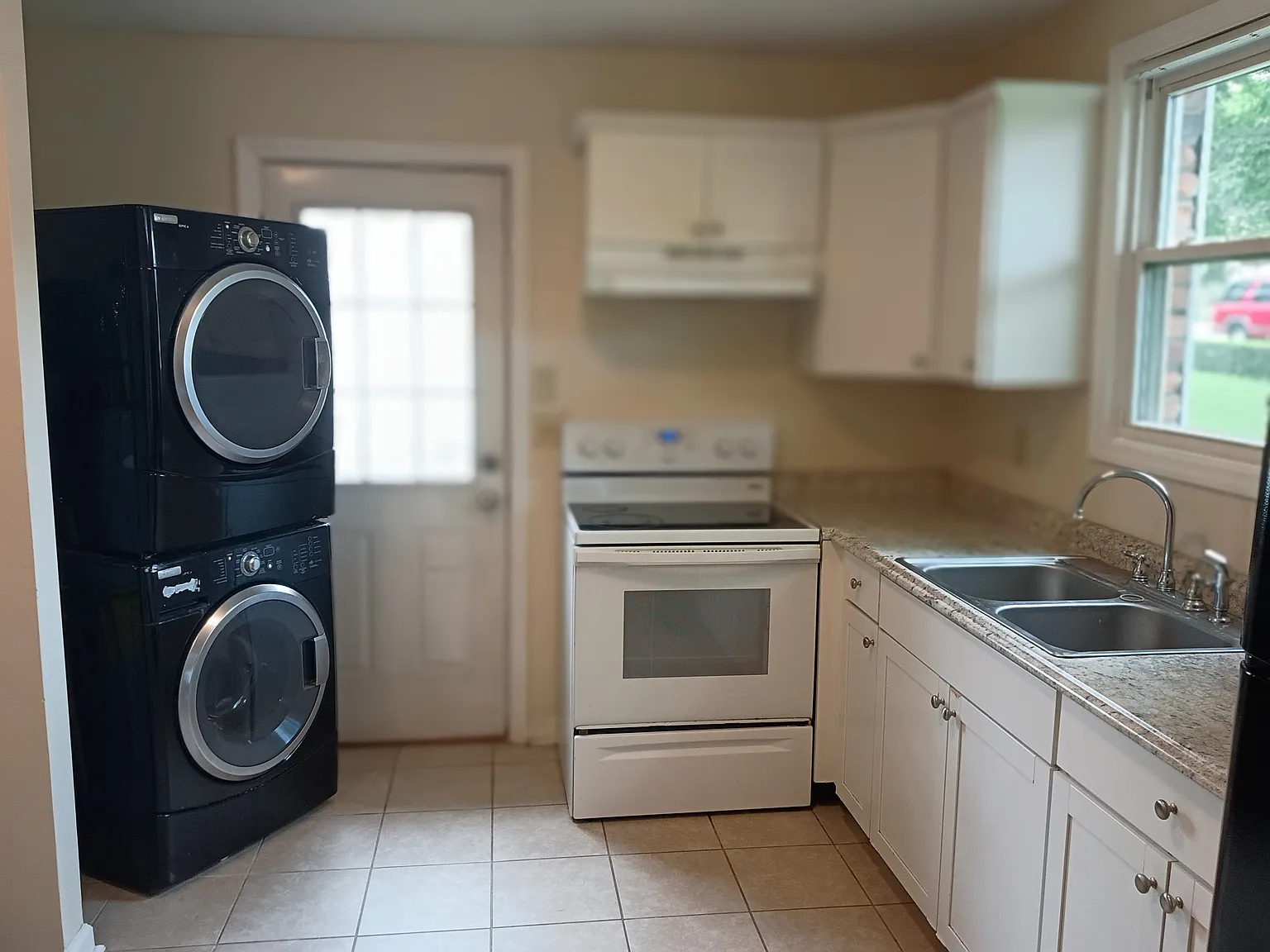 2 bed, 900 sqft, $1,400 — Photo 2