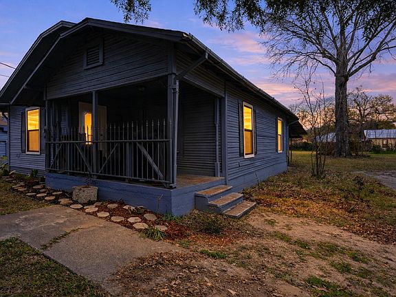 3rd image of 518 Williams St