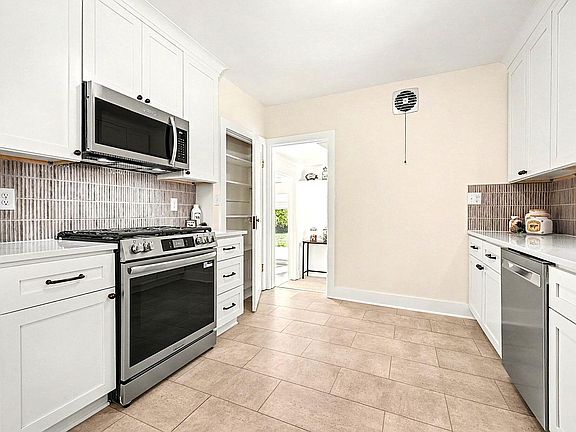 3rd image of 9560 Bailey Dr NE