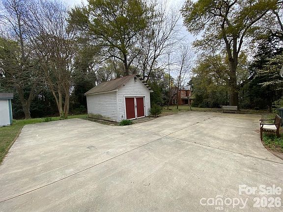 3rd image of 105 Brent St