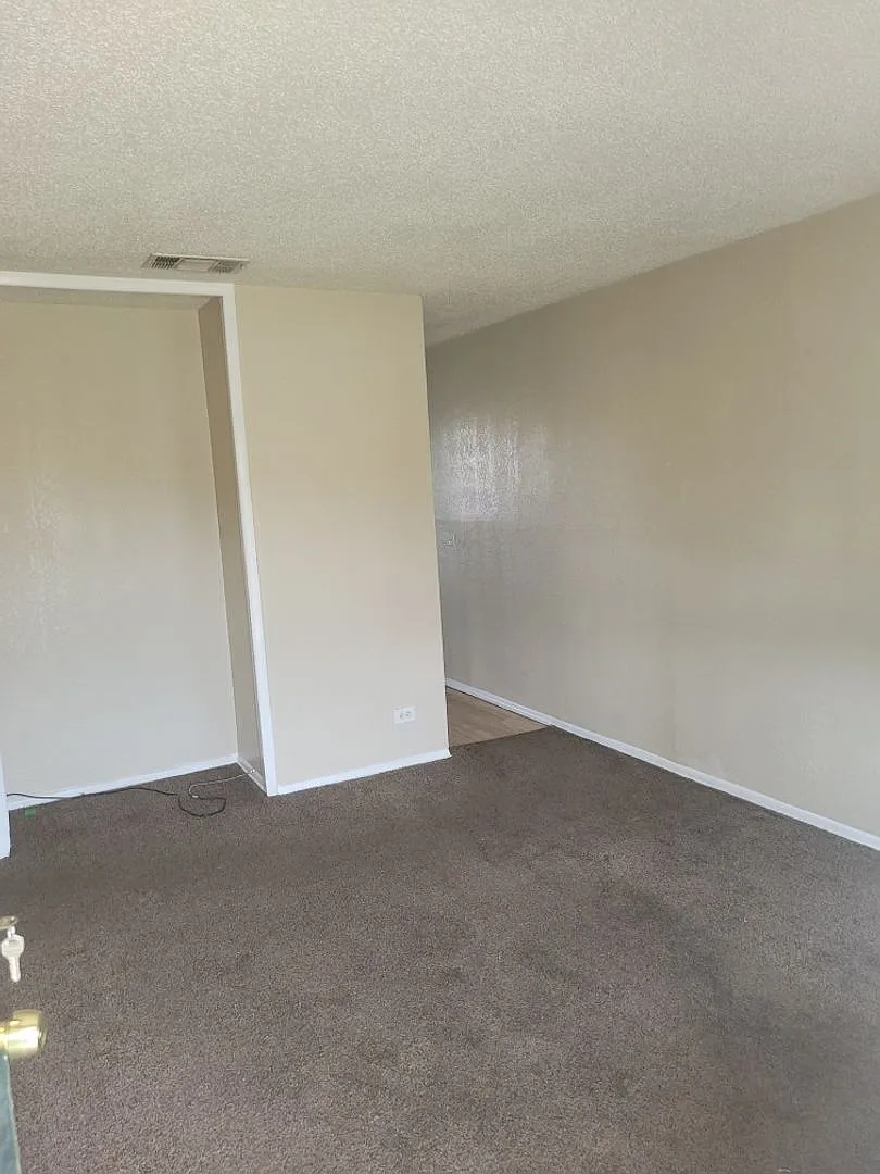 2 bed 1 bath Nice apartment. Washer dryer included ! — Photo 4