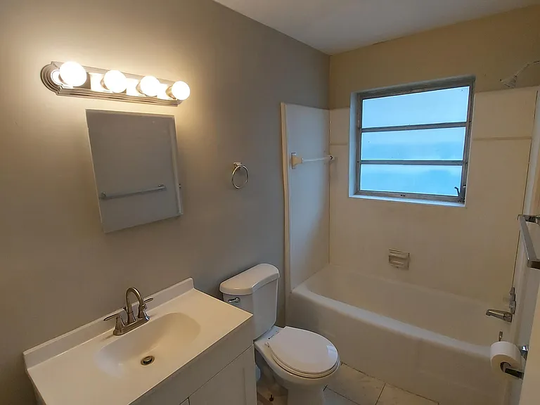 2247 Stella St — Photo 9