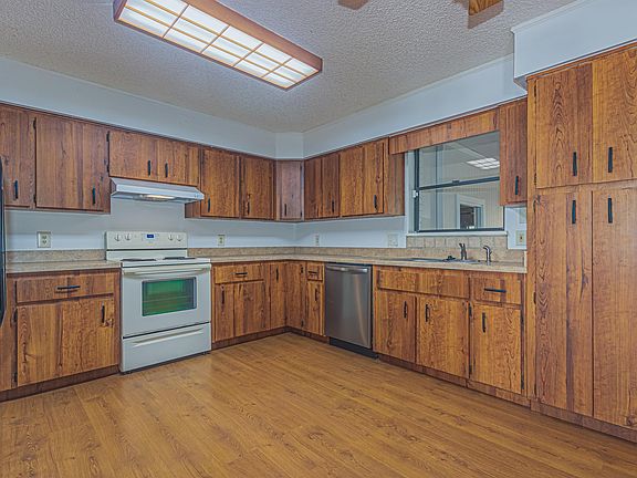 5th image of 933 N Clara Ave
